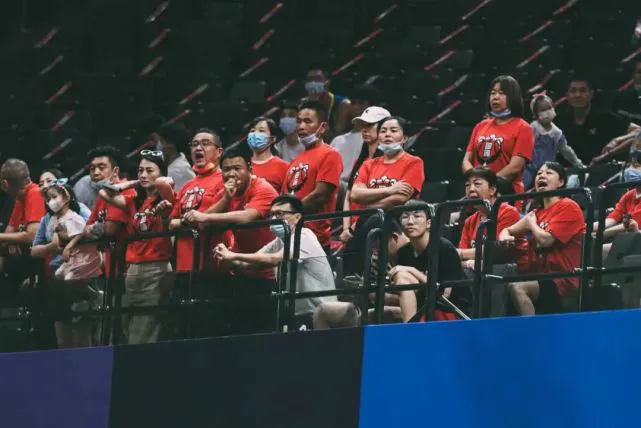 如何在篮球冬令营中加强体能训练?_2